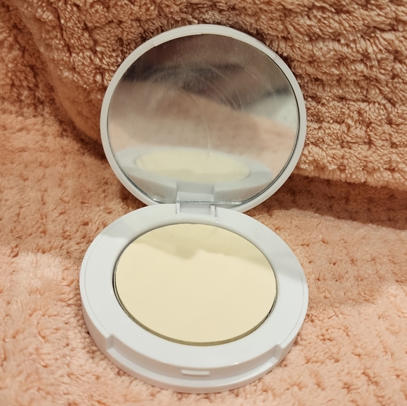 5/$25🆕️Turnt Touch-Up Powder - Picture 6 of 6